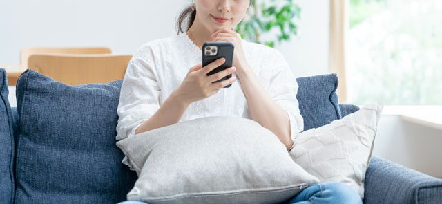 SNSをする女性