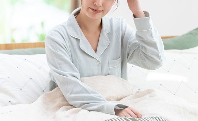 ベッドに座る女性