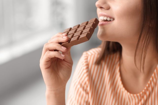 チョコを食べる女性
