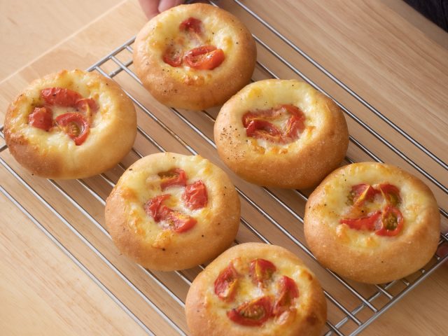 プチトマトとモッツァレラのパン