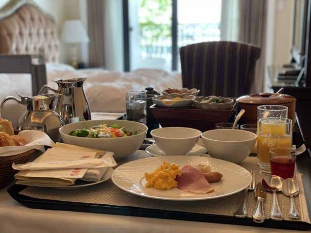 ラ・スイート神戸ハーバーランドルームサービス朝食.jpegリサイズ