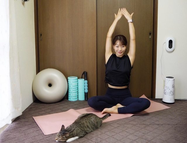 肩甲骨を背骨に寄せる簡単ストレッチ4