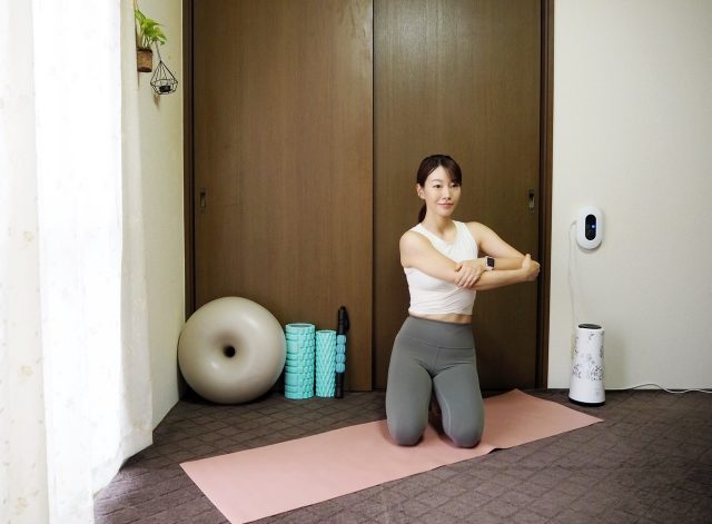 肩甲骨をグルグル!冷房でキンキンに冷えた「朝のダルい上半身」がスッキリ整う