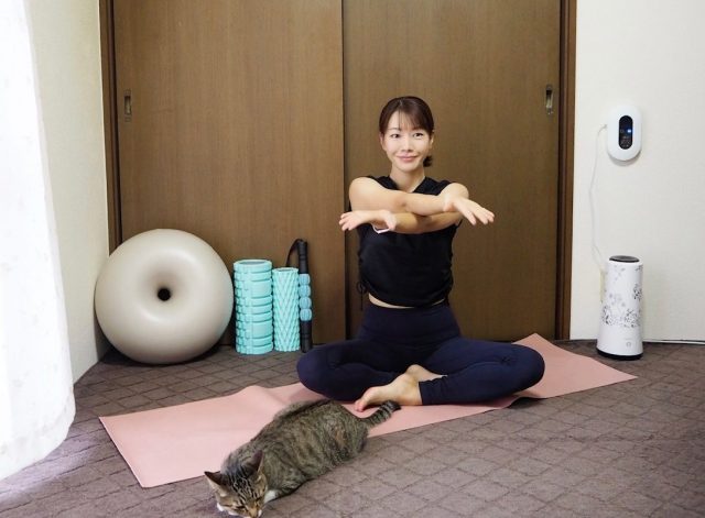 肩甲骨を背骨に寄せる簡単ストレッチ
