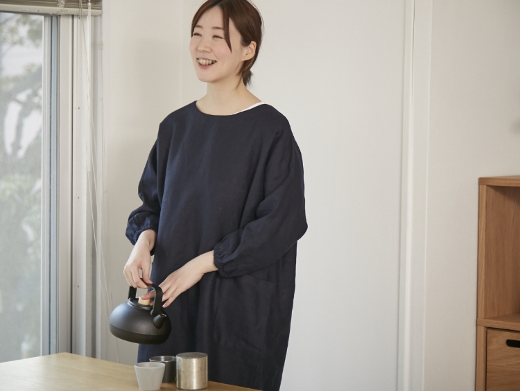 まるでワンピース！着脱楽ちんで現代的な割烹着「リネン太番手ムジKappogi」