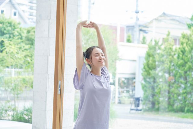 背伸びする女性