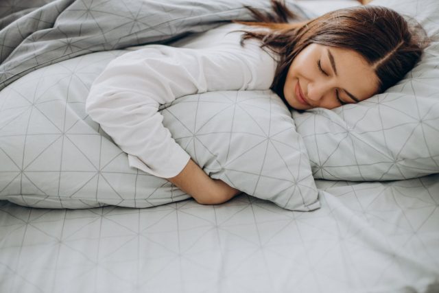 眠る女性