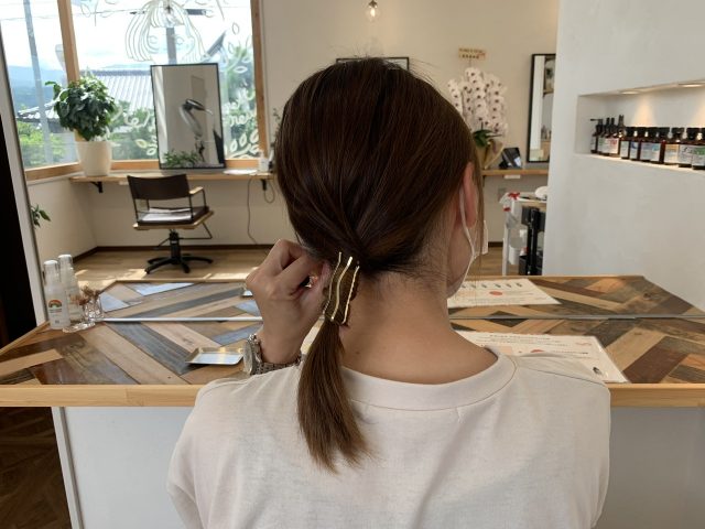 ゴールドピンでこなれ感アップまとめ髪