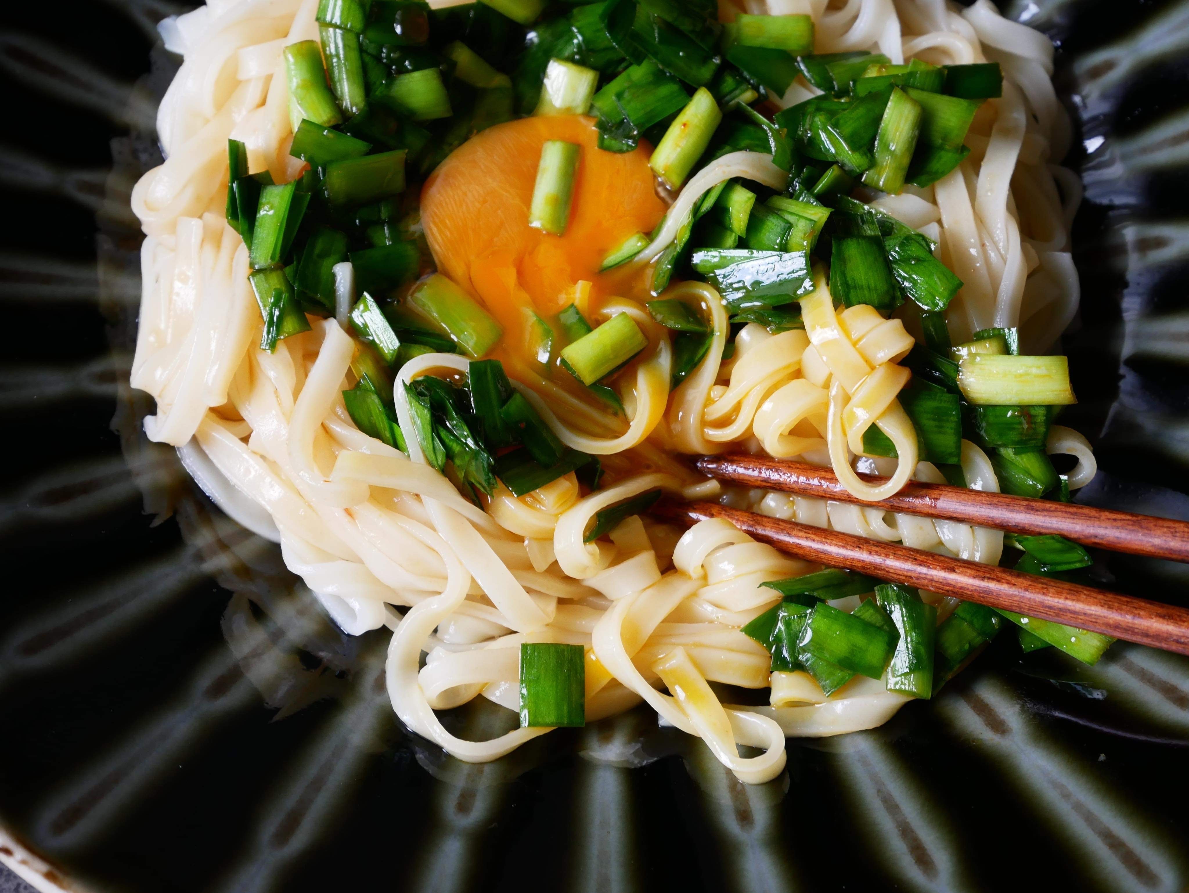 火を使わずすぐできる！簡単「ニラたまうどん」
