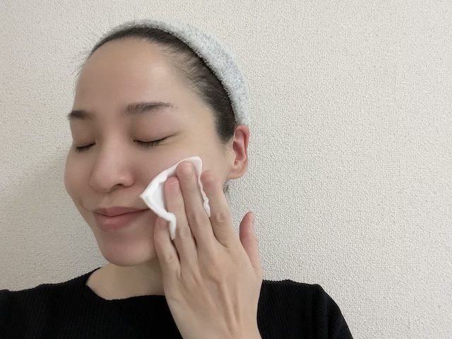 化粧水をつける