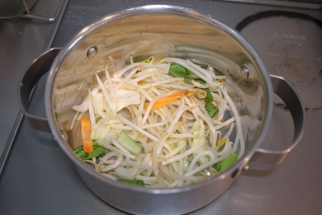 野菜を炒める