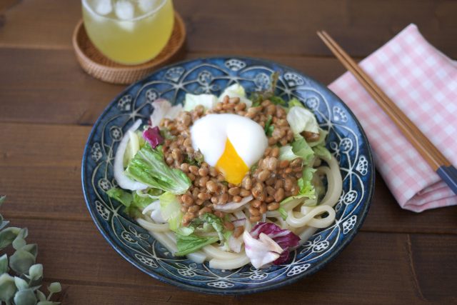 納豆と温玉のサラダうどん
