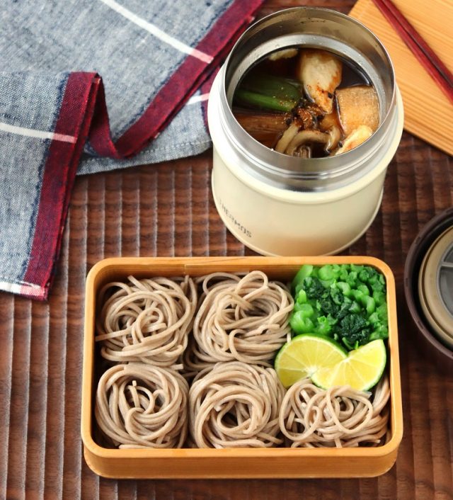 スープジャーで簡単!「鶏南蛮つゆ」「小松菜そば」2品弁当