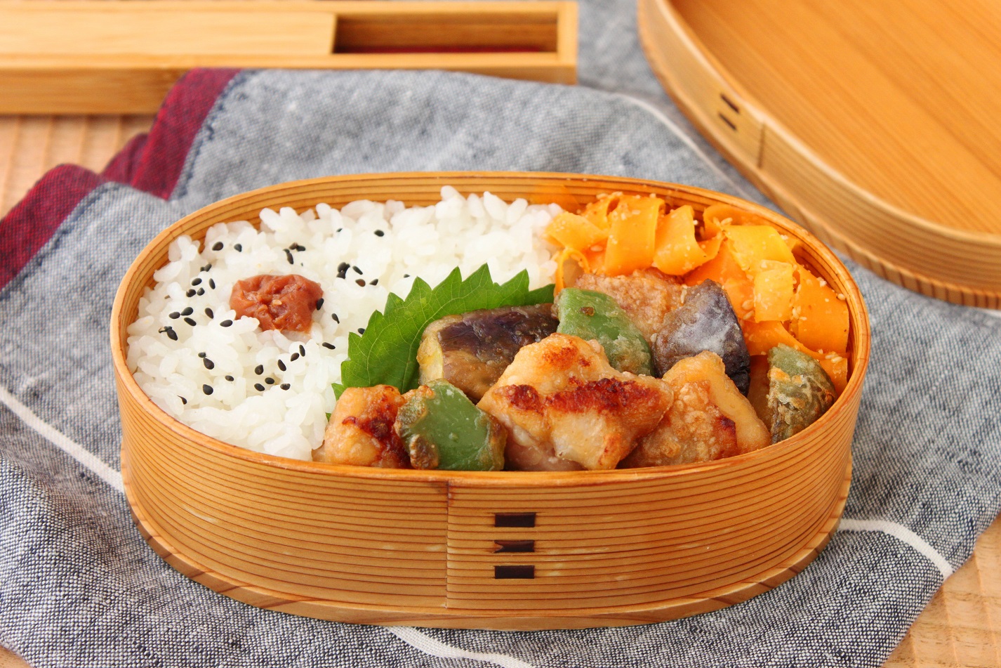 油大さじ1だけ！「鶏と夏野菜の唐揚げ」「ぺらぺらにんじんナムル」2品弁当