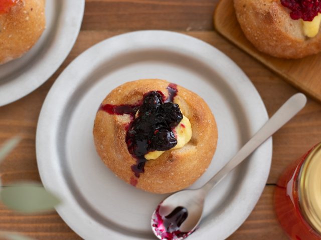 クリームチーズとフルーツジャムのパン