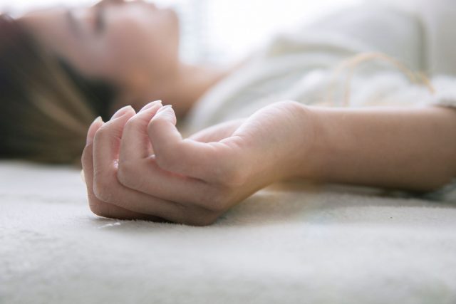 睡眠中の女性