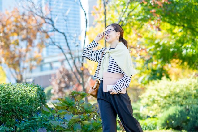 通勤する女性