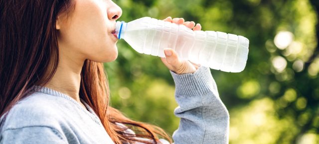水を飲む女性