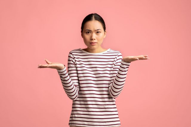わからないジャスチャーをする女性