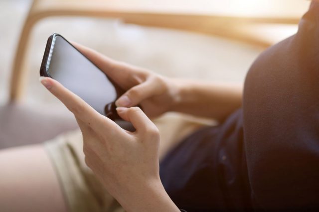 スマホを操作する女性