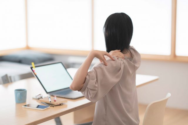 テレワークする女性