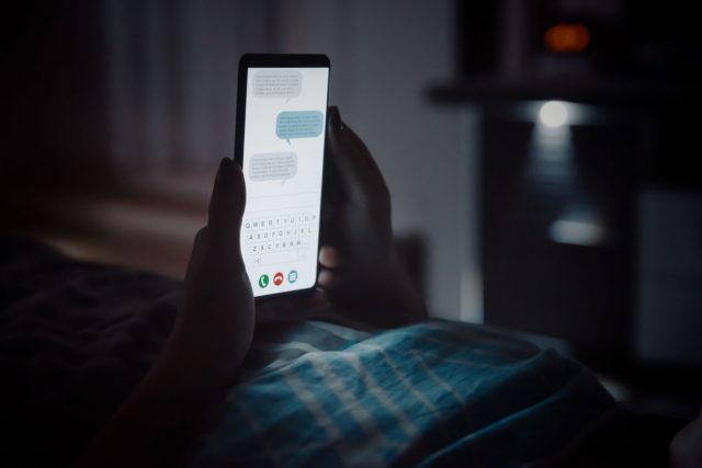 夜のスマホ