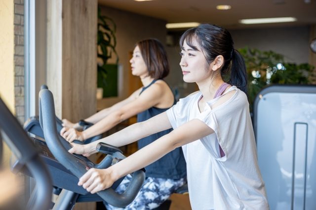 運動する女性