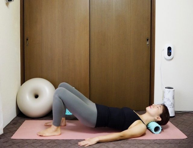 首のうしろが張ってツラいときに! ストレッチローラーに「乗せるだけ」、ジワーッと気持ちいい超簡単なほぐし方4