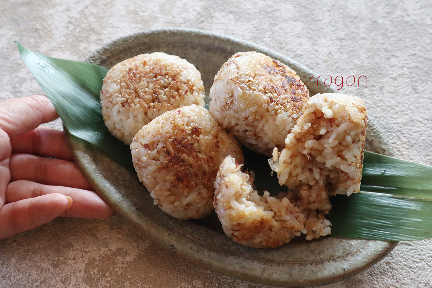 混ぜるだけでもおいしい！絶品「チーズとおかかの焼きおにぎり」