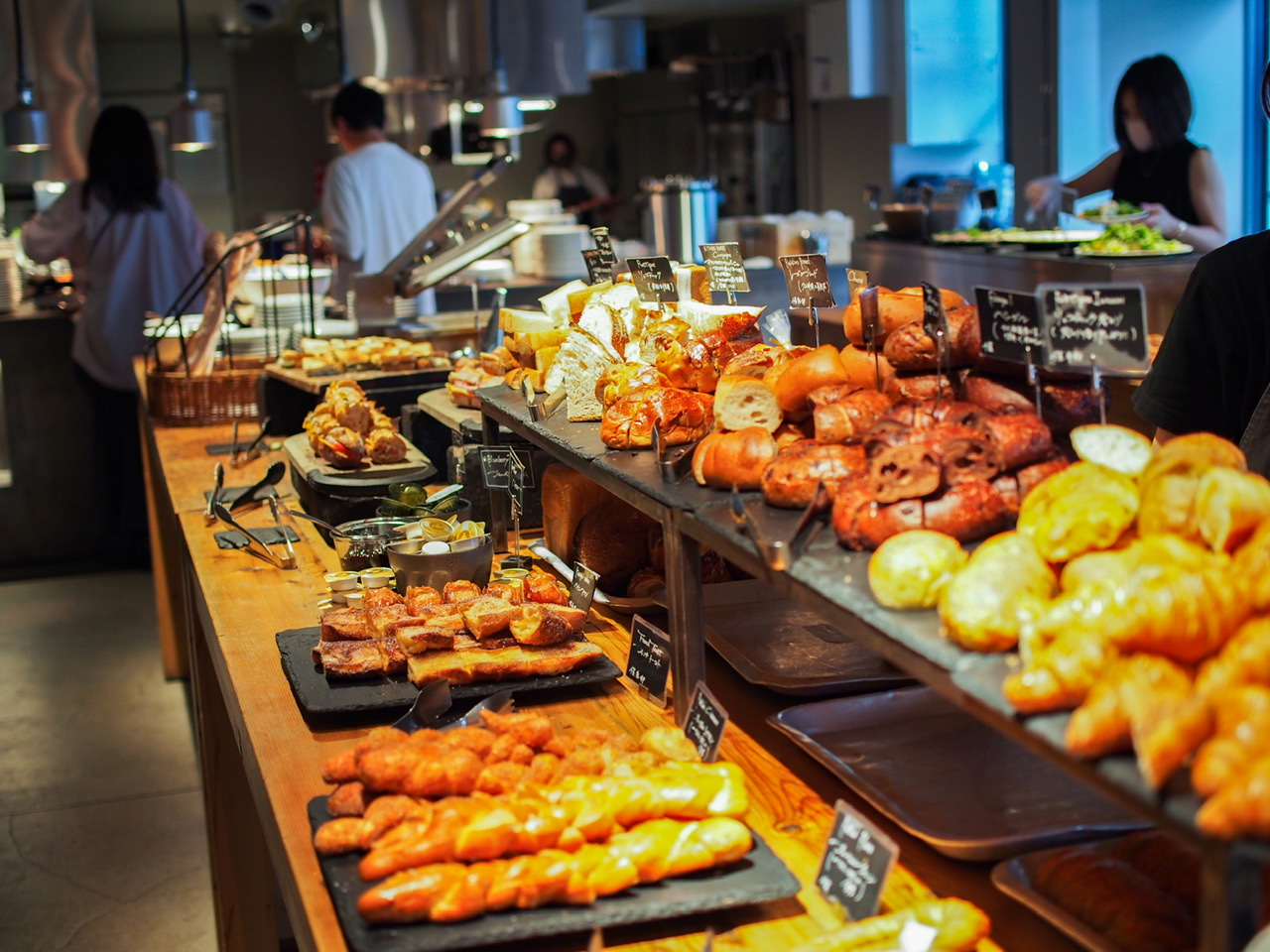 MORETHAN TAPAS LOUNGE -Spanish- 並ぶパン