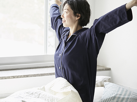 寝冷えを防いで熟睡！「kinel 寝返りしやすいシルク腹巻付きパジャマ」