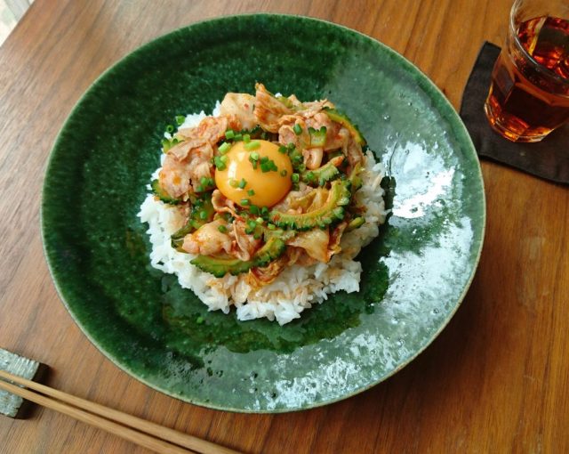 朝から元気になれる!「ゴーヤとキムチのスタミナ丼」