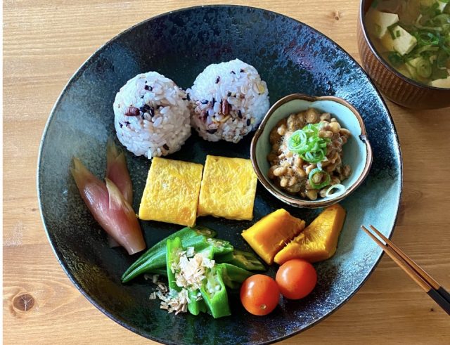 雑穀おにぎりのワンプレート