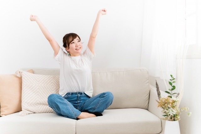 伸びする女性