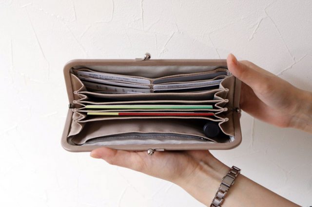 Agreable(アグレーブル)の「本革ラムレザー がま口貴重品ケース」