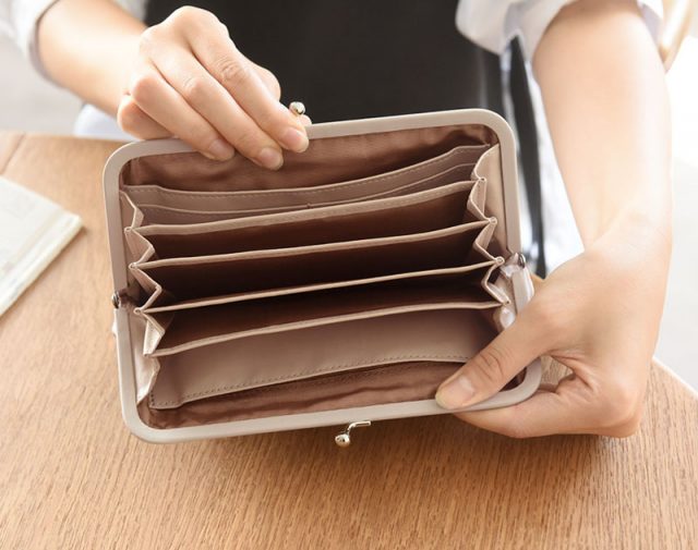 Agreable(アグレーブル)の「本革ラムレザー がま口貴重品ケース」