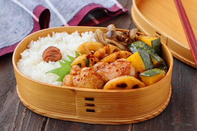 「ピリ辛鶏れんこん」「かぼちゃとしめじのバター醤油」2品弁当