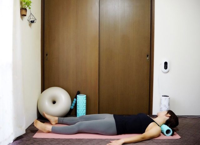 首のうしろが張ってツラいときに! ストレッチローラーに「乗せるだけ」、ジワーッと気持ちいい超簡単なほぐし方2