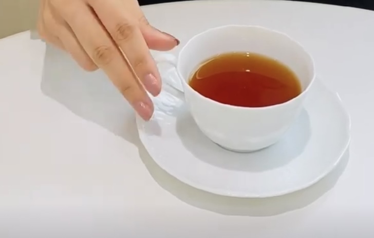 両手or片手…どっちが正解!?「カップの持ち方」マナー