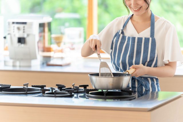 料理する女性