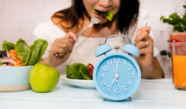 食事中の女性