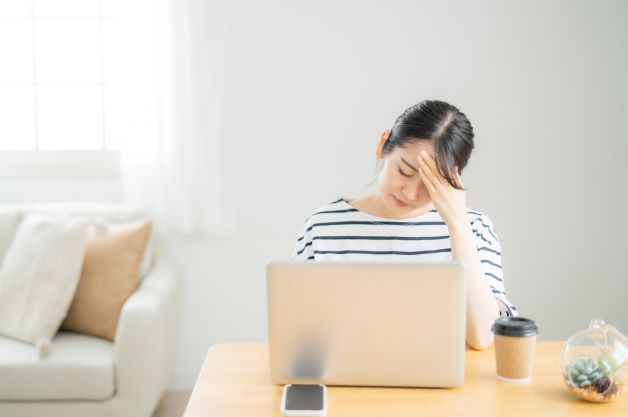 悩む女性