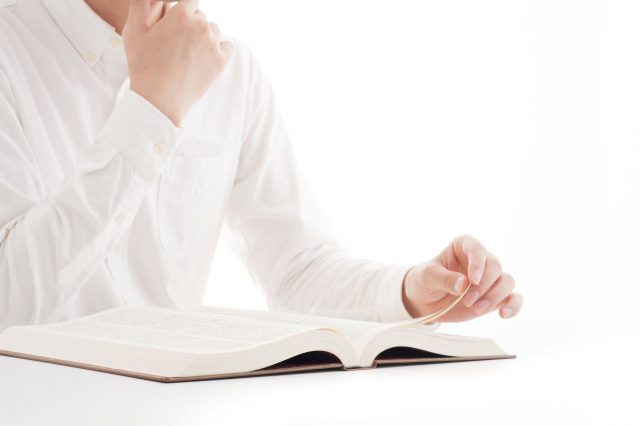 本を読む女性
