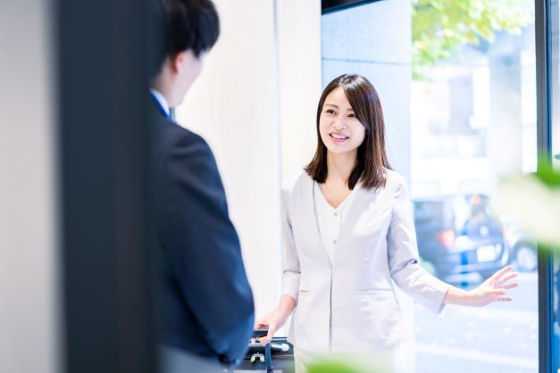挨拶する女性