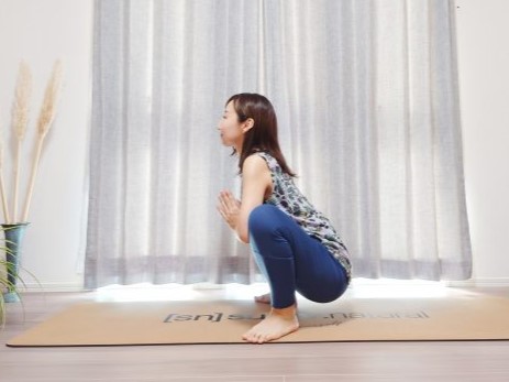 股関節をほぐして血流アップ！下半身のむくみを解消する「花輪のポーズ」