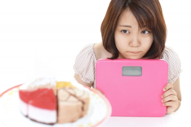 体重計とケーキ