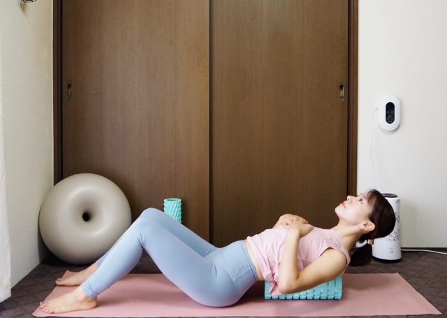 ストレッチローラーを使った背中~方のほぐし方 縦使い編