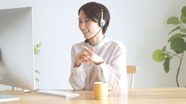笑顔で話を聞く女性