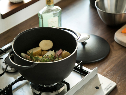 鋳物ホーロー鍋なのに軽い！料理の仕上がりが変わる「UNILLOY キャセロール」
