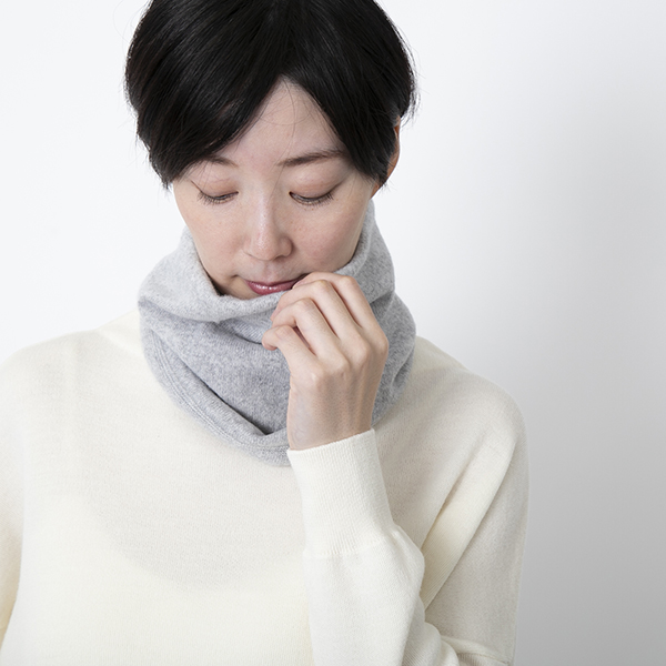 締め付け感なく首にフィットする「el alto カシミヤ100%ネックウォーマー」